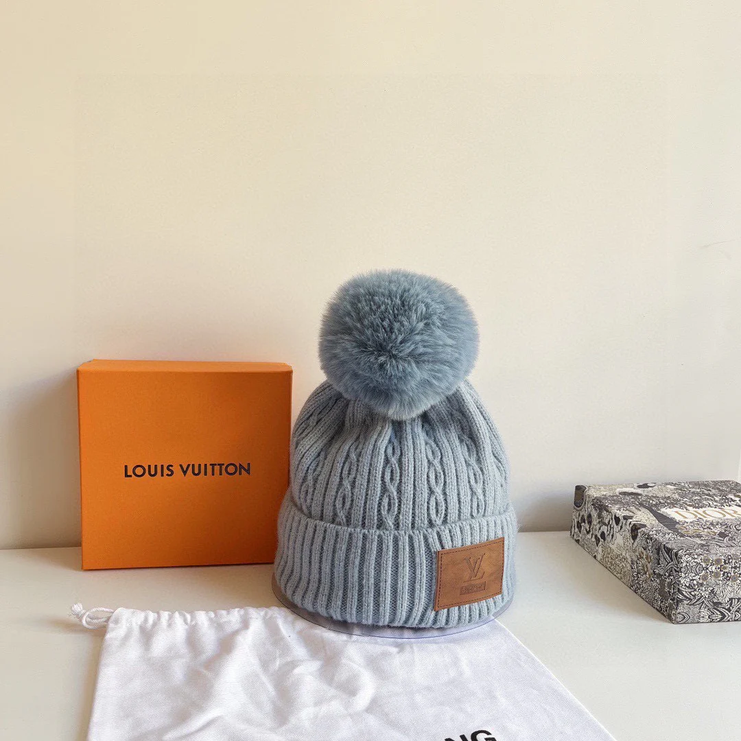 LV - Вязаная шапка с косами