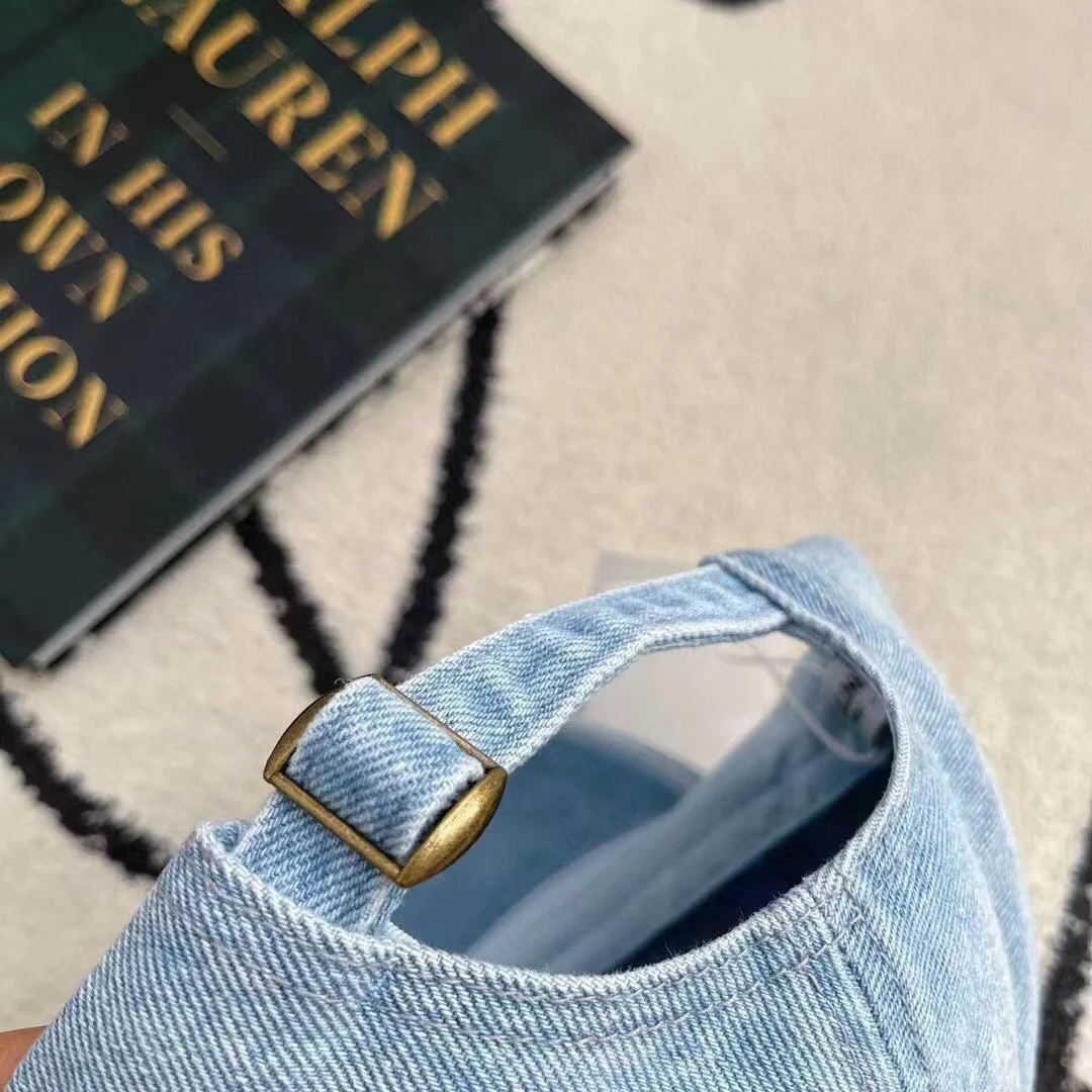 Celine - Новая минималистичная бейсболка с эффектом потертости - светло-голубая