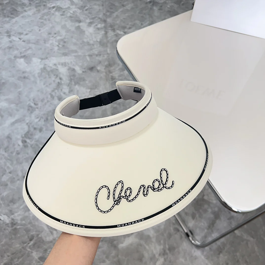 Новинка лета 2024 от Chanel - Солнцезащитная шляпа с курсивным шрифтом - Белая