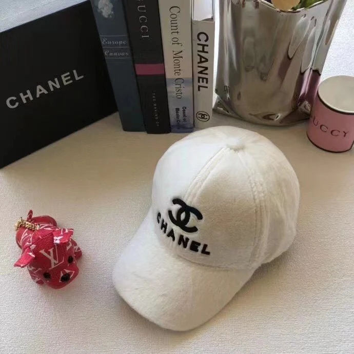 Бейсболка Chanel с вышивкой из кроличьего меха - 1