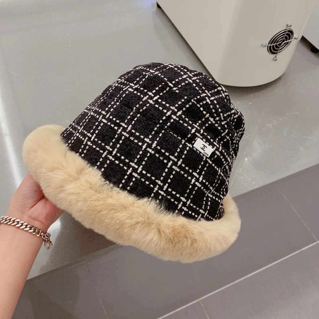 Chanel - Рыбацкая шляпа в клетку с мехом - Черная