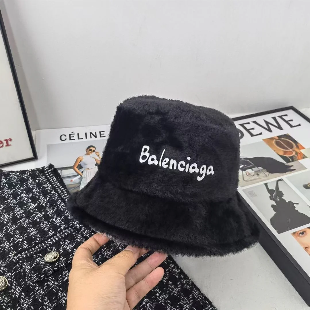 Balenciaga - Рыбацкая шапка из норки