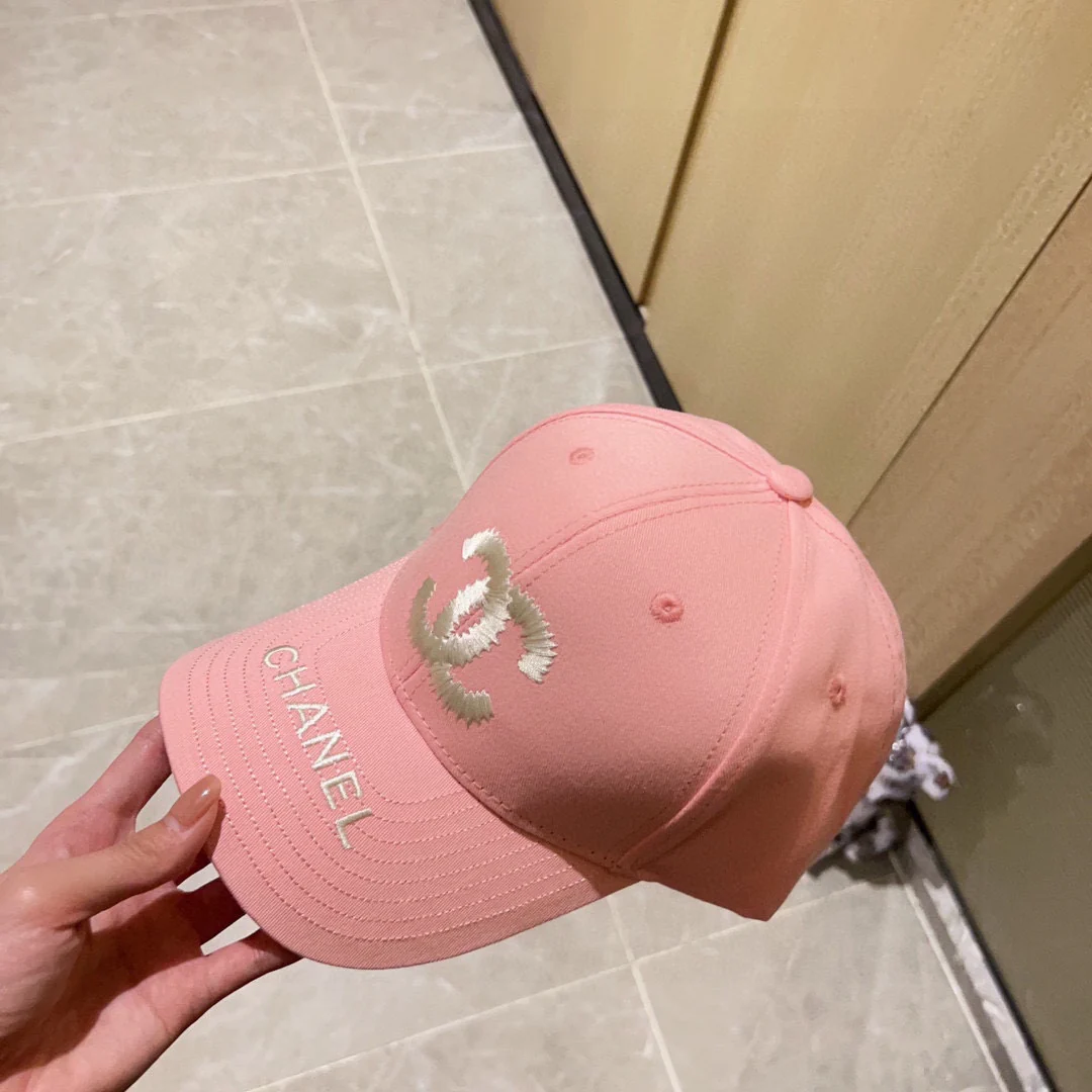 Новая минималистичная бейсболка Chanel 2023 с вышивкой - розовая.