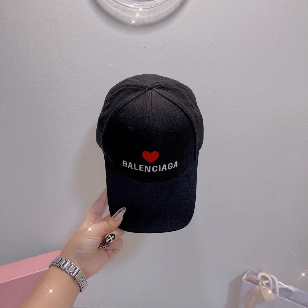 Бейсболка Balenciaga с вышитым сердцем