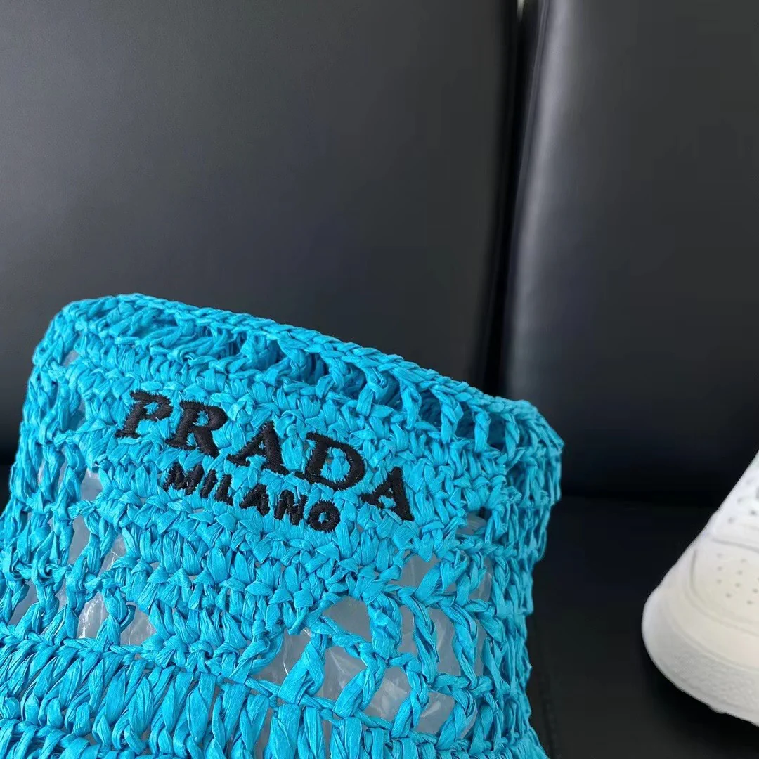 Новинка сезона весна/лето 2023 от Prada - Ажурная рыбацкая шляпа - Синяя