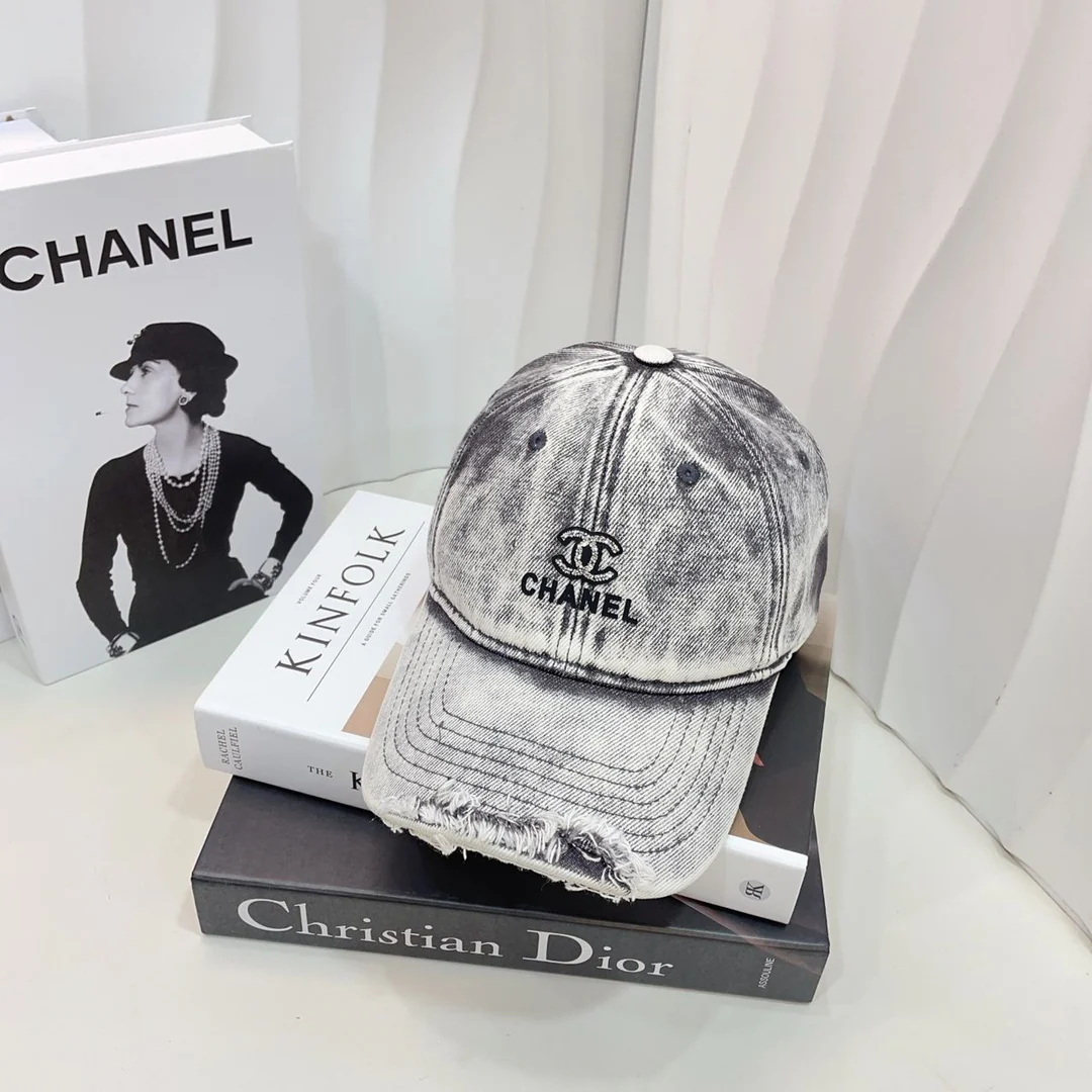 Chanel - Новая бейсболка из выстиранного денима