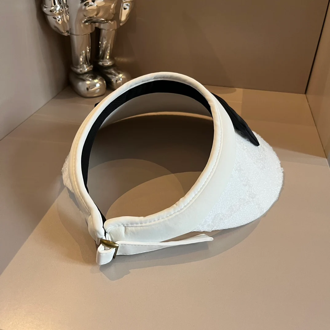 Солнцезащитная шляпа Chanel с кружевом и стразами - белая.