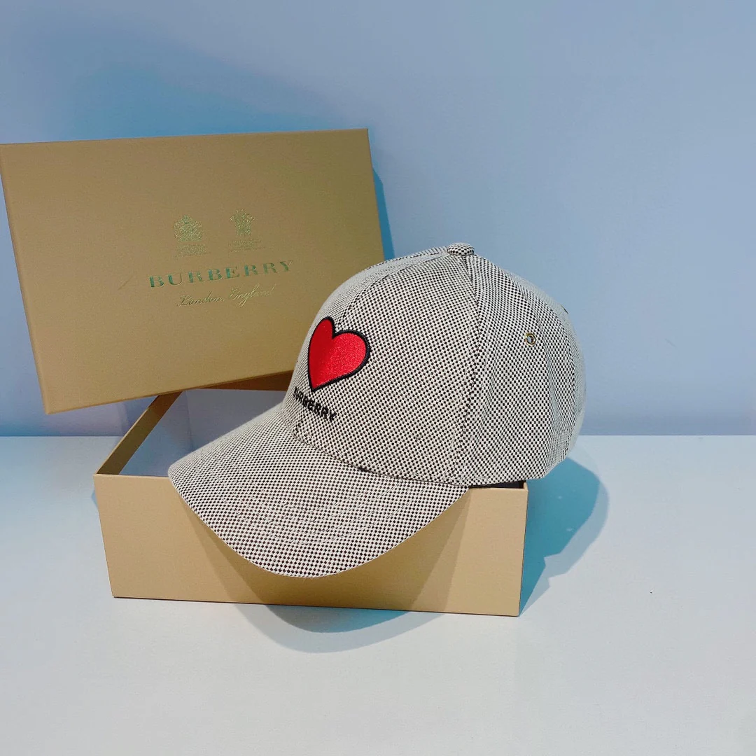 Бейсболка Burberry с вышитым сердцем - 1