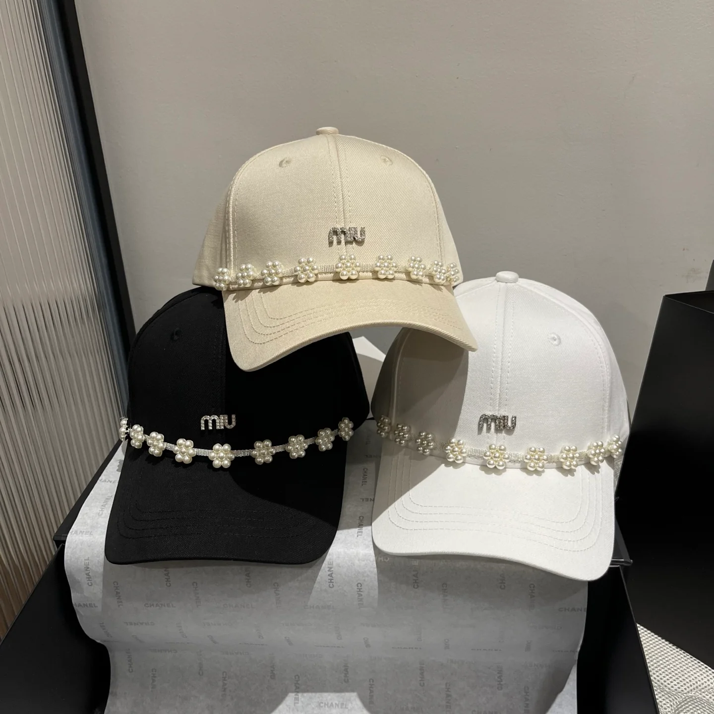 Бейсболка Miu Miu с жемчужным козырьком - черная