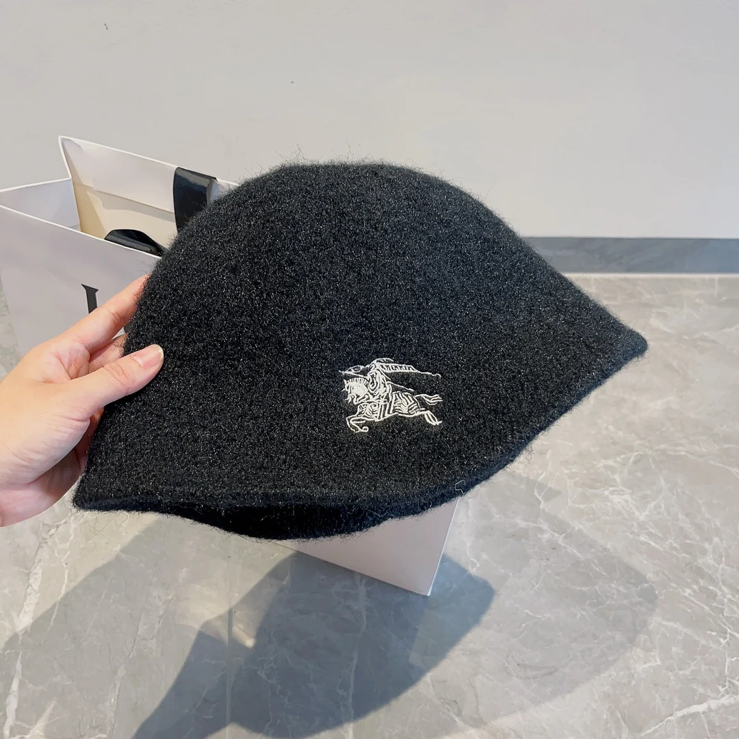 Новая шерстяная шапка Burberry из коллекции осень/зима - черная.