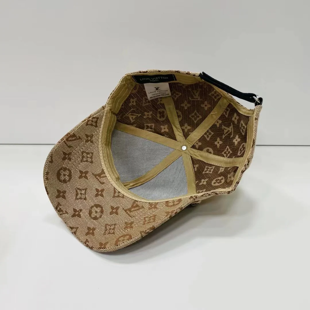 Бейсболка LV