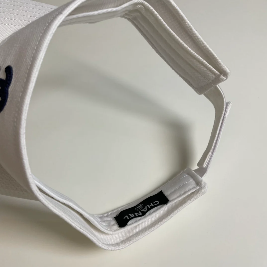 Chanel - Простая и стильная солнцезащитная шляпа - Белая