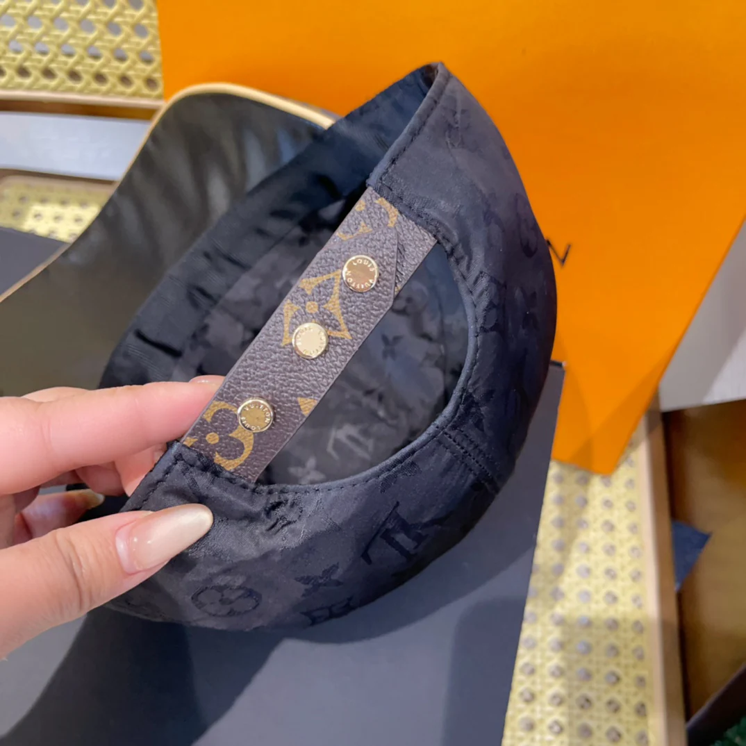 LV - Переиздание бейсболки с монограммой