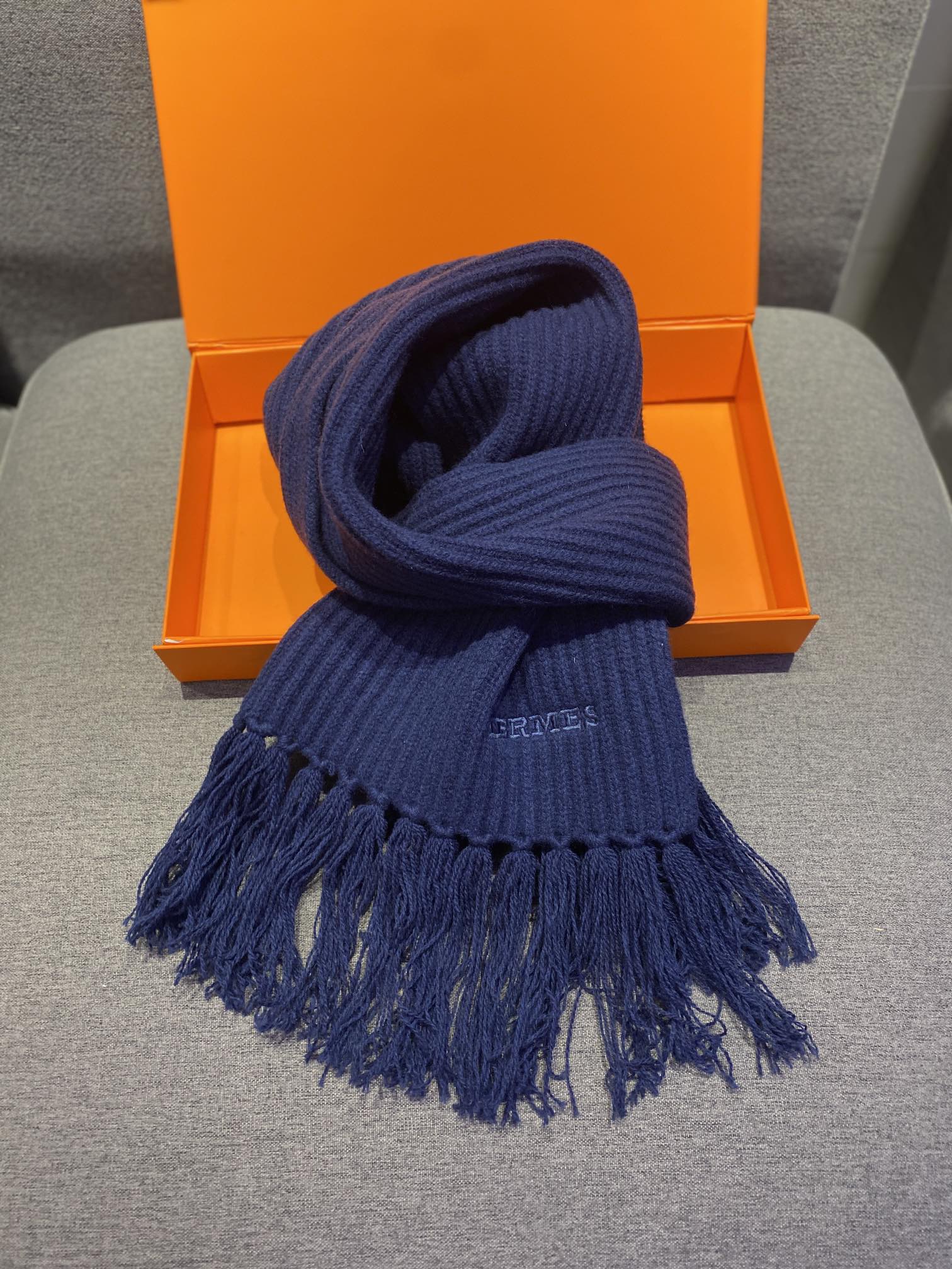 Вязаный кашемировый комплект Hermes с шапкой-бини - темно-синий