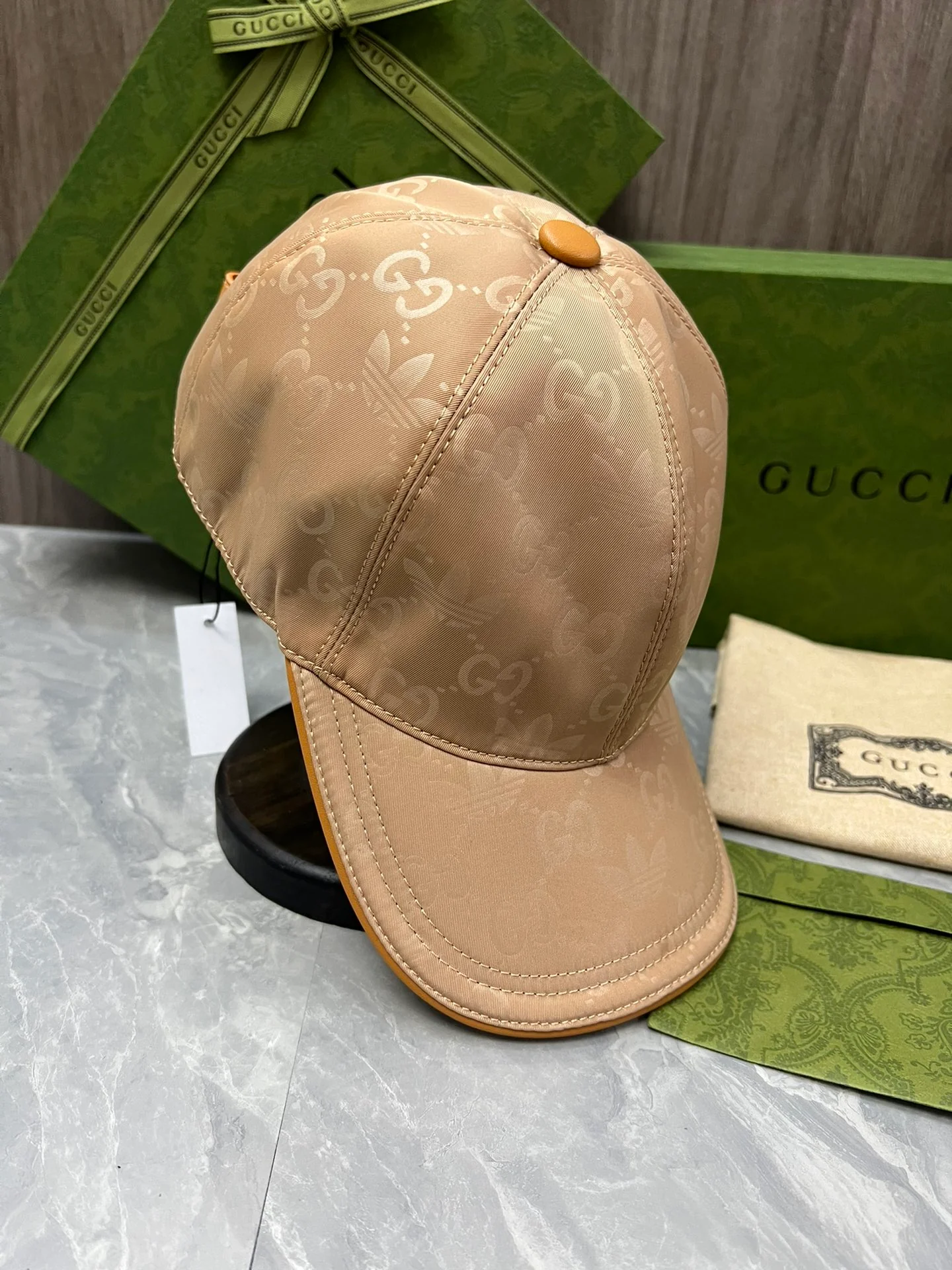 Водонепроницаемая бейсболка с монограммой от Gucci (коллаборация) - желтая