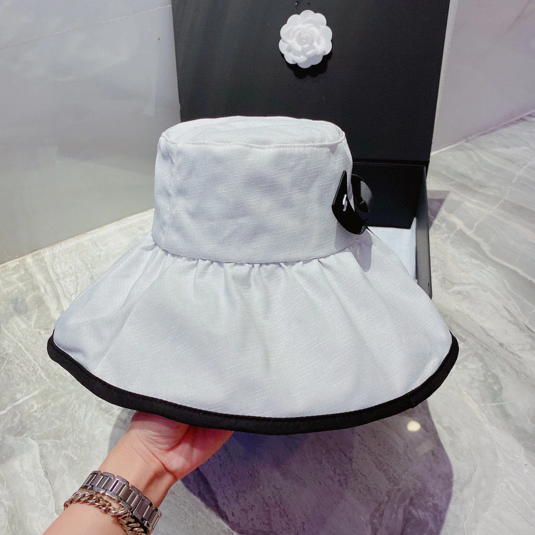 Солнцезащитная шляпа Chanel из ткани, устойчивой к УФ-излучению. Складная широкополая шляпа от солнца.