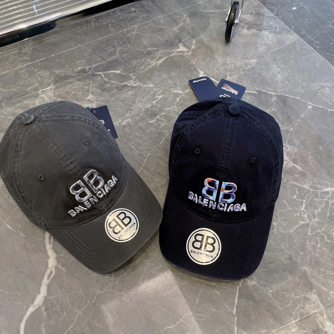 Бейсболка Balenciaga с градиентным логотипом