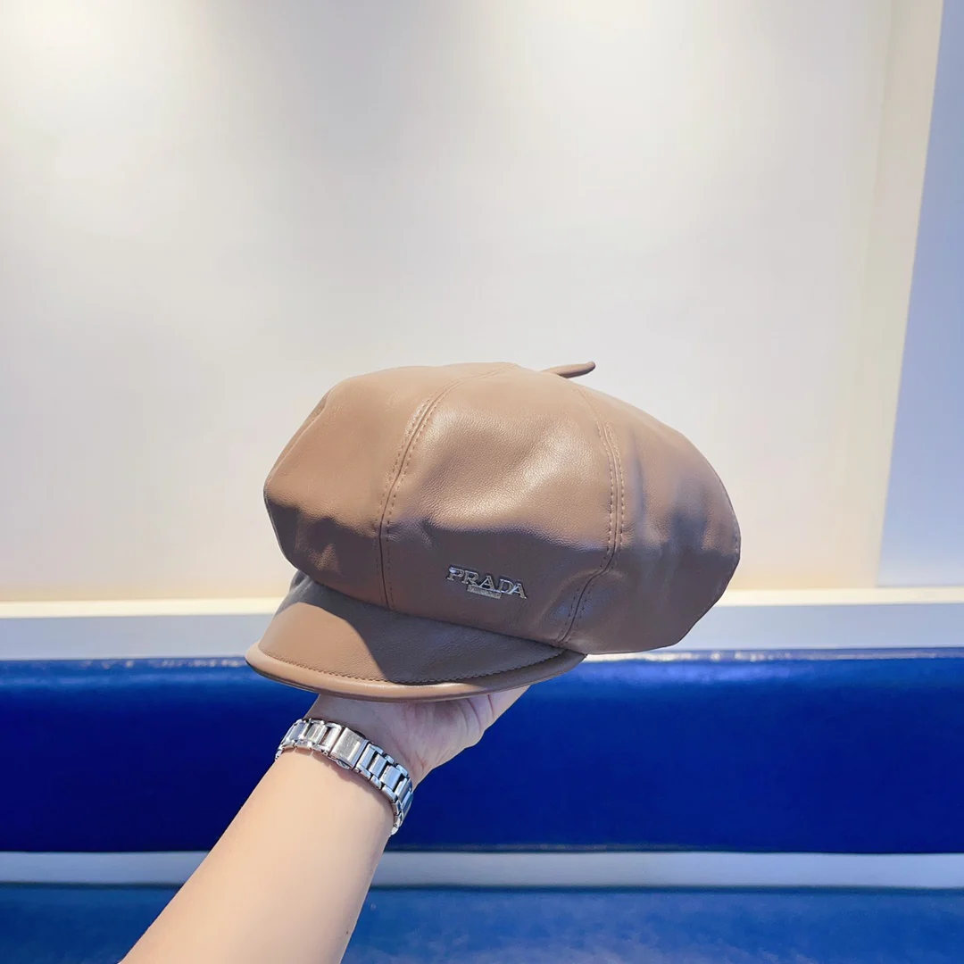 Кожаный берет Prada - абрикосовый