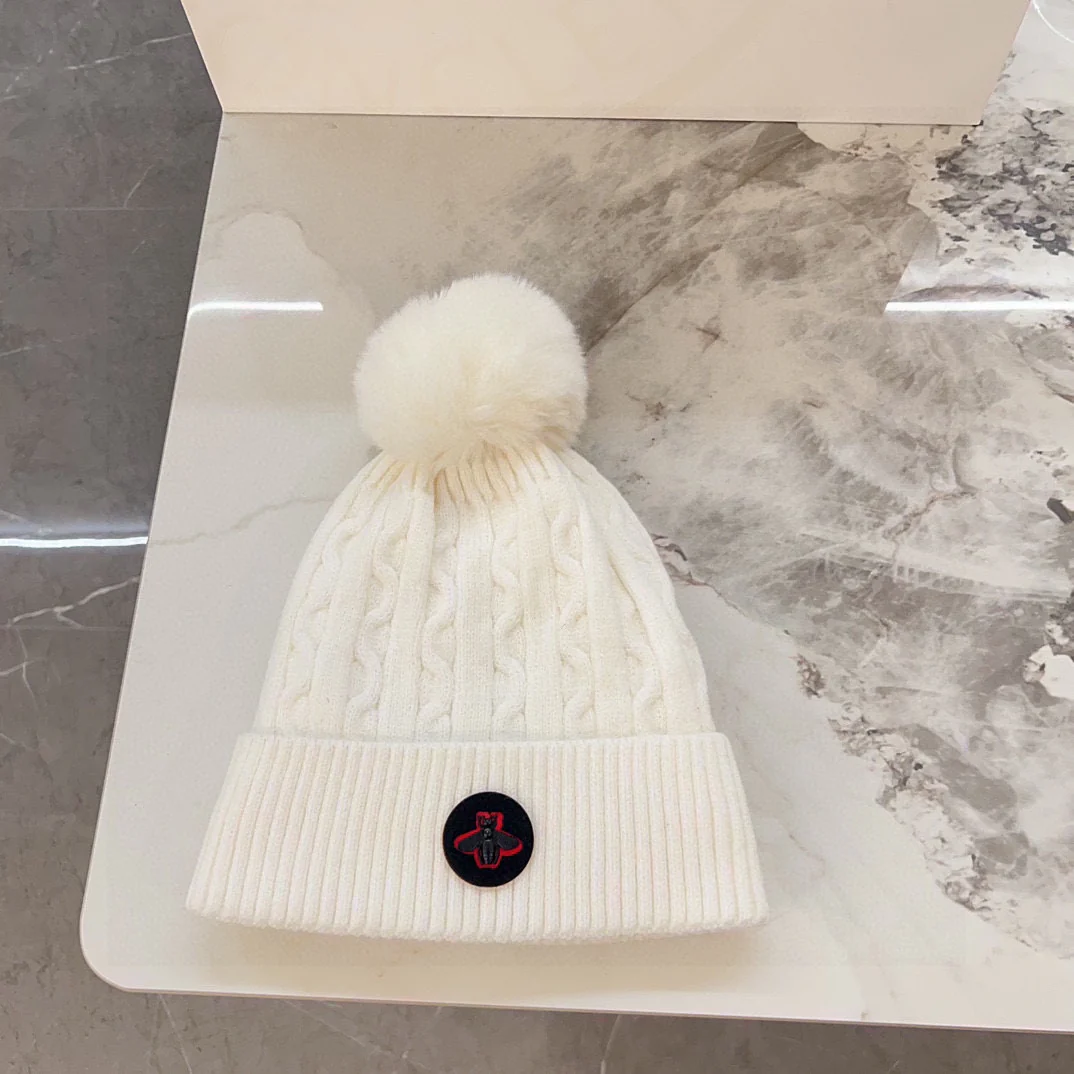 Вязаная шапка Gucci с косами - белая