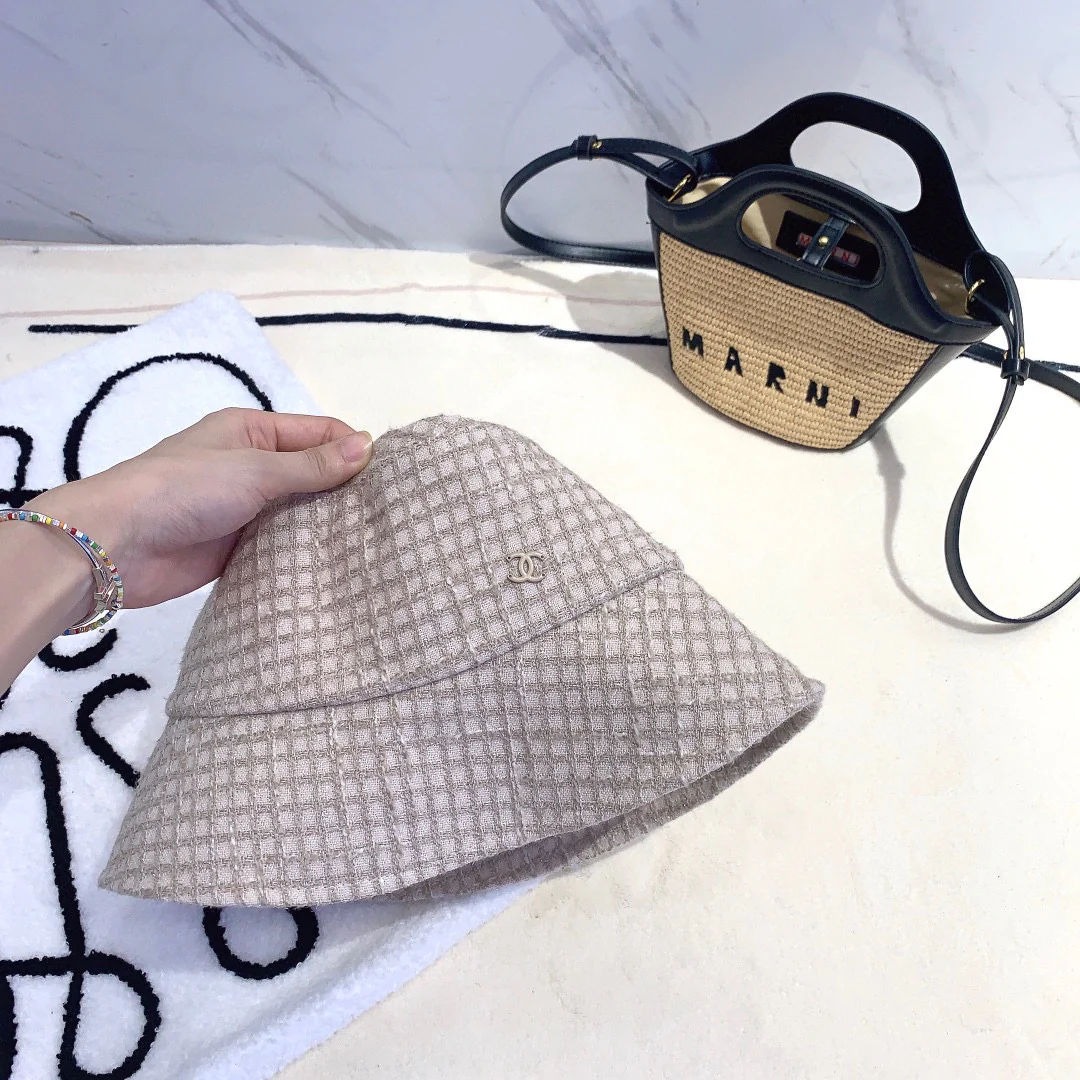 Новая коллекция Chanel ?Ранняя осень 2023? — клетчатая рыбацкая шляпа.