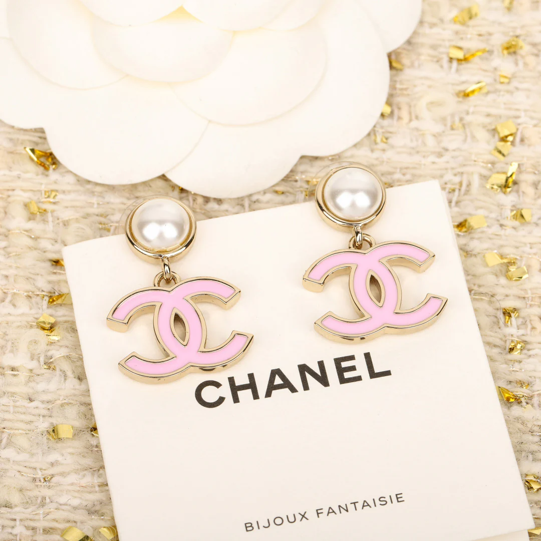 Серьги-подвески Chanel 25p с жемчугом, каплями и двойной буквой С — черно-розовые.