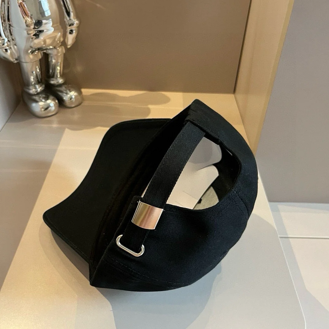 Бейсболка Miu Miu с вышитой надписью - унисекс