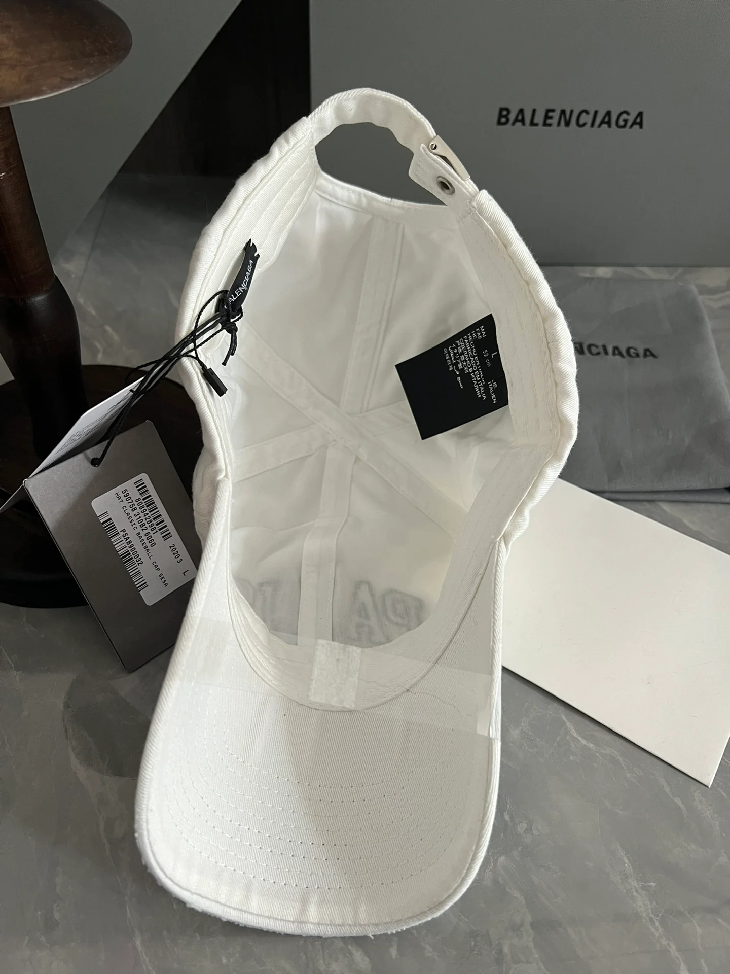 Бейсболка Balenciaga City Collection в винтажном стиле с эффектом потертости - белая