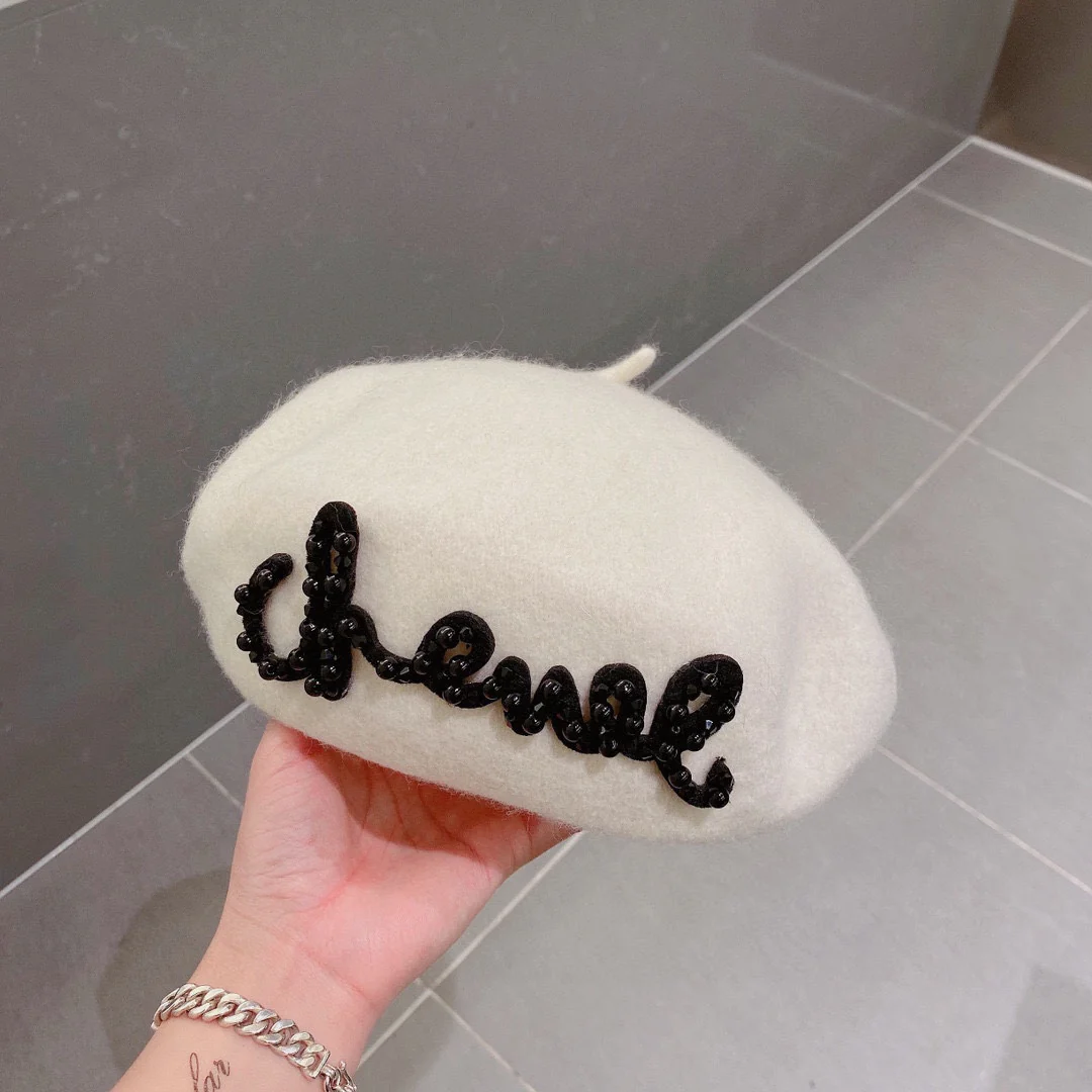 Шерстяной берет Chanel с вышивкой жемчугом - белый