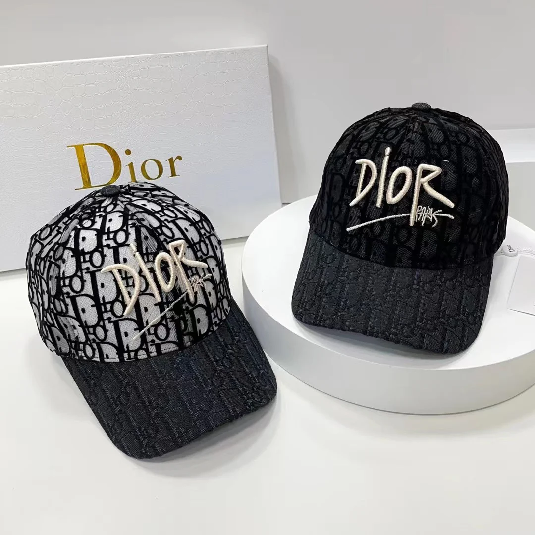 Dior - Рыбацкая шляпа с вышитым по всей поверхности монограммом.