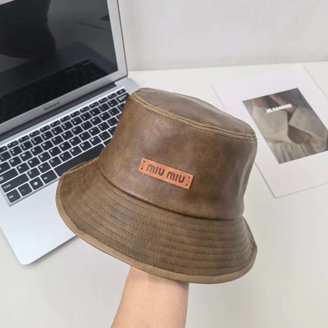 Новинка сезона ?Ранняя осень? от Miu Miu 2023 — Кожаная рыбацкая шляпа.