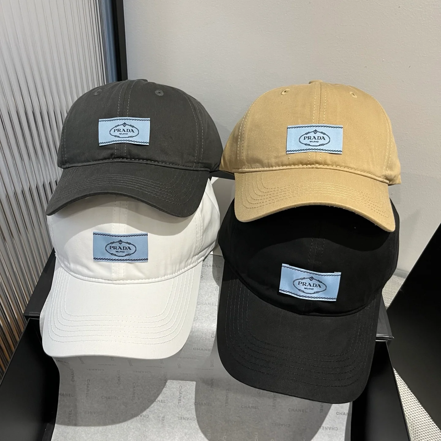 Бейсболка с логотипом Prada - черная