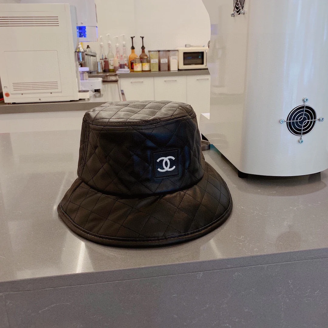 Рыбацкая шляпа Chanel из искусственной кожи - черная