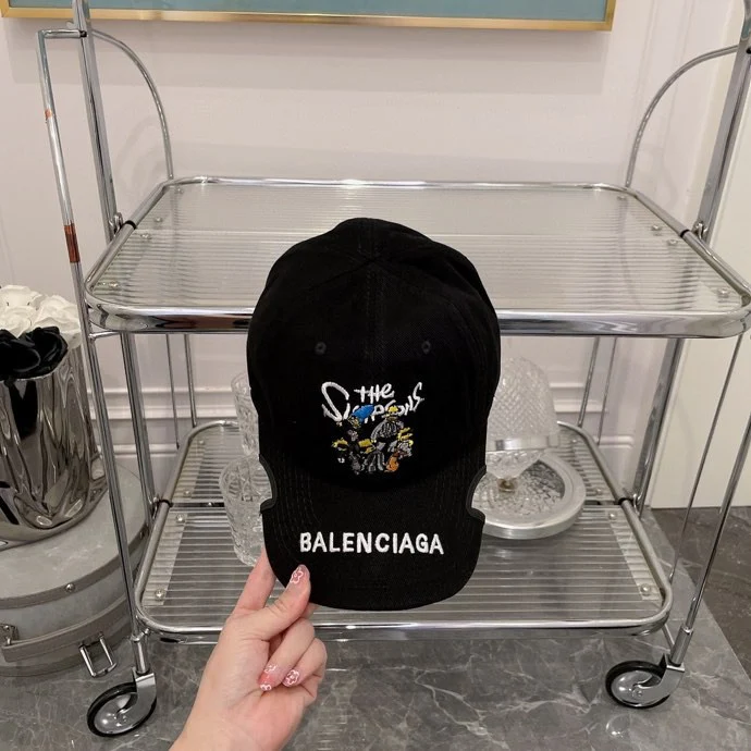 Бейсболка, созданная в сотрудничестве Balenciaga и The Simpsons.
