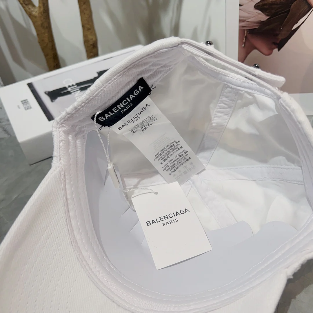Новинки коллекции Balenciaga весна/лето 2023 - Шляпа с заклепками/Сферическая кепка - Белая