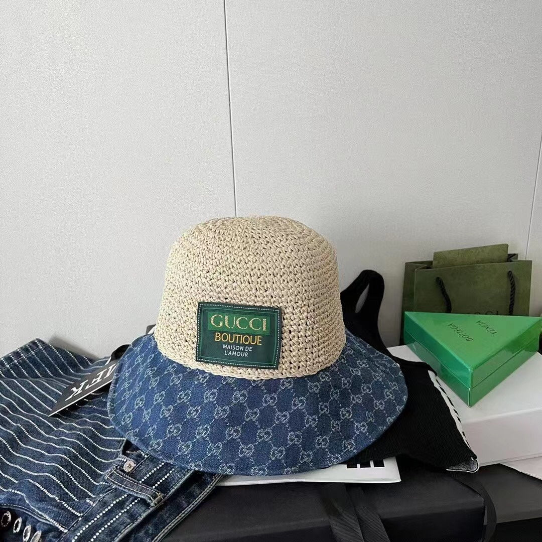 Соломенная шляпа Gucci с монограммой из джинсовой ткани.
