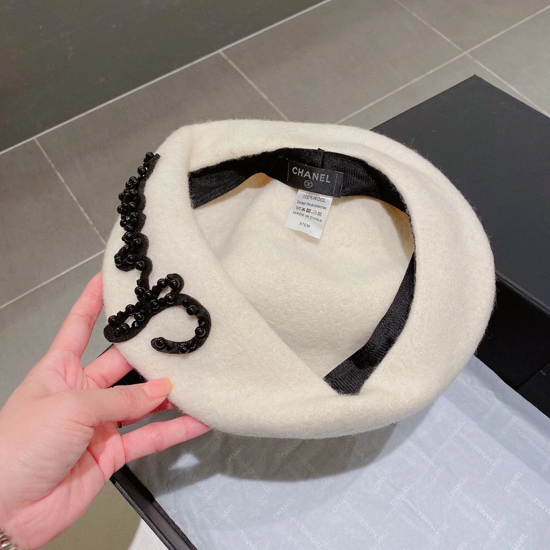 Шерстяной берет Chanel с вышивкой жемчугом - белый