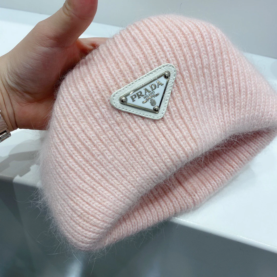 Вязаная шапка Prada из ангорского кроличьего меха и шерсти - розовая.