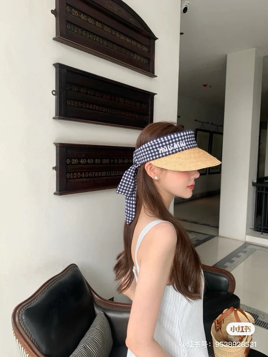 Новая клетчатая шляпа от солнца из рафии Miu Miu весна/лето 2024 — синяя.