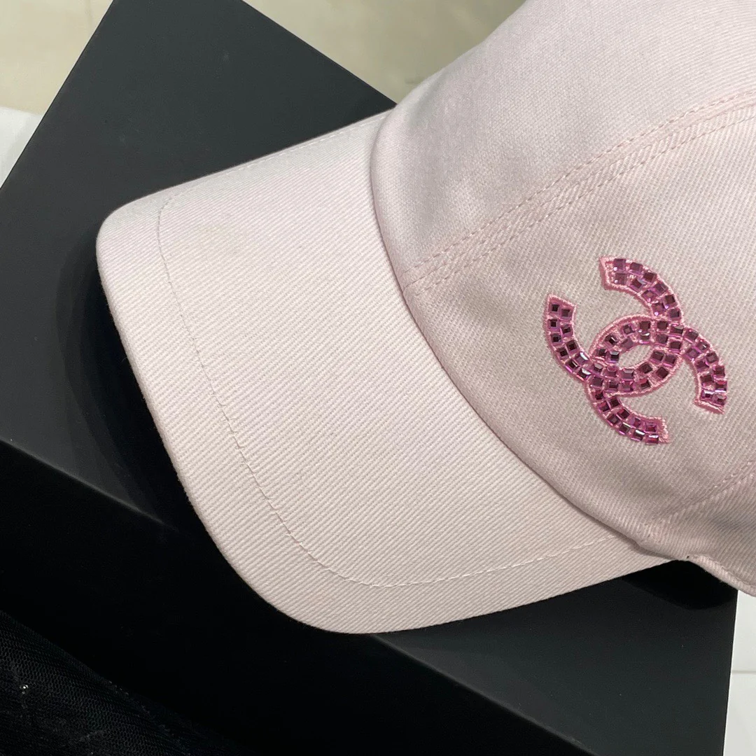 Chanel - Новая бейсболка с пайетками - Розовая
