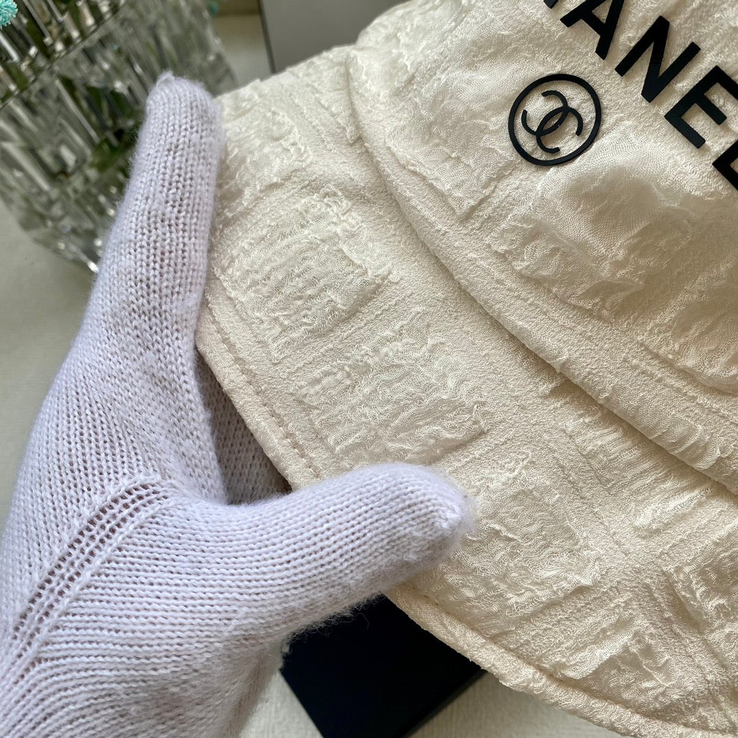 Новая плетеная жаккардовая рыбацкая шляпа Chanel весна/лето 2023 — белая.