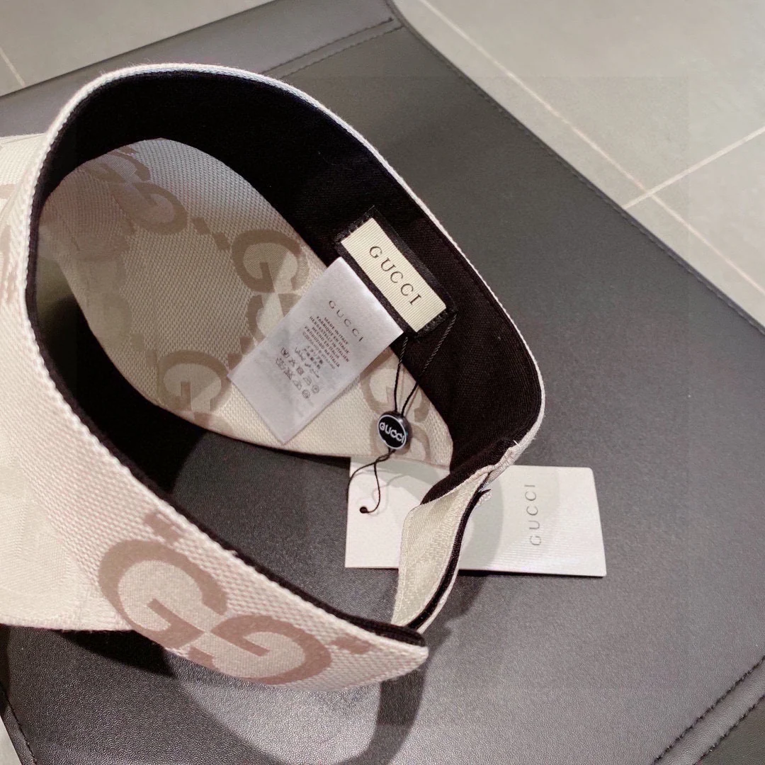 Новинки коллекции Gucci Весна/Лето 2023 - Кепка из канваса с монограммой и узкими полями - Козырек - Белая