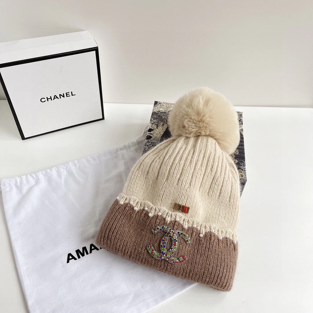 Chanel - Шапка с помпоном из кроличьего меха