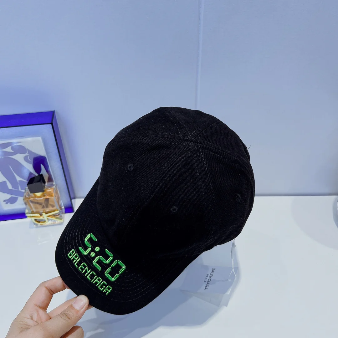 Официальный сайт Balenciaga. Бейсболка в том же стиле — серия 520 — 1.