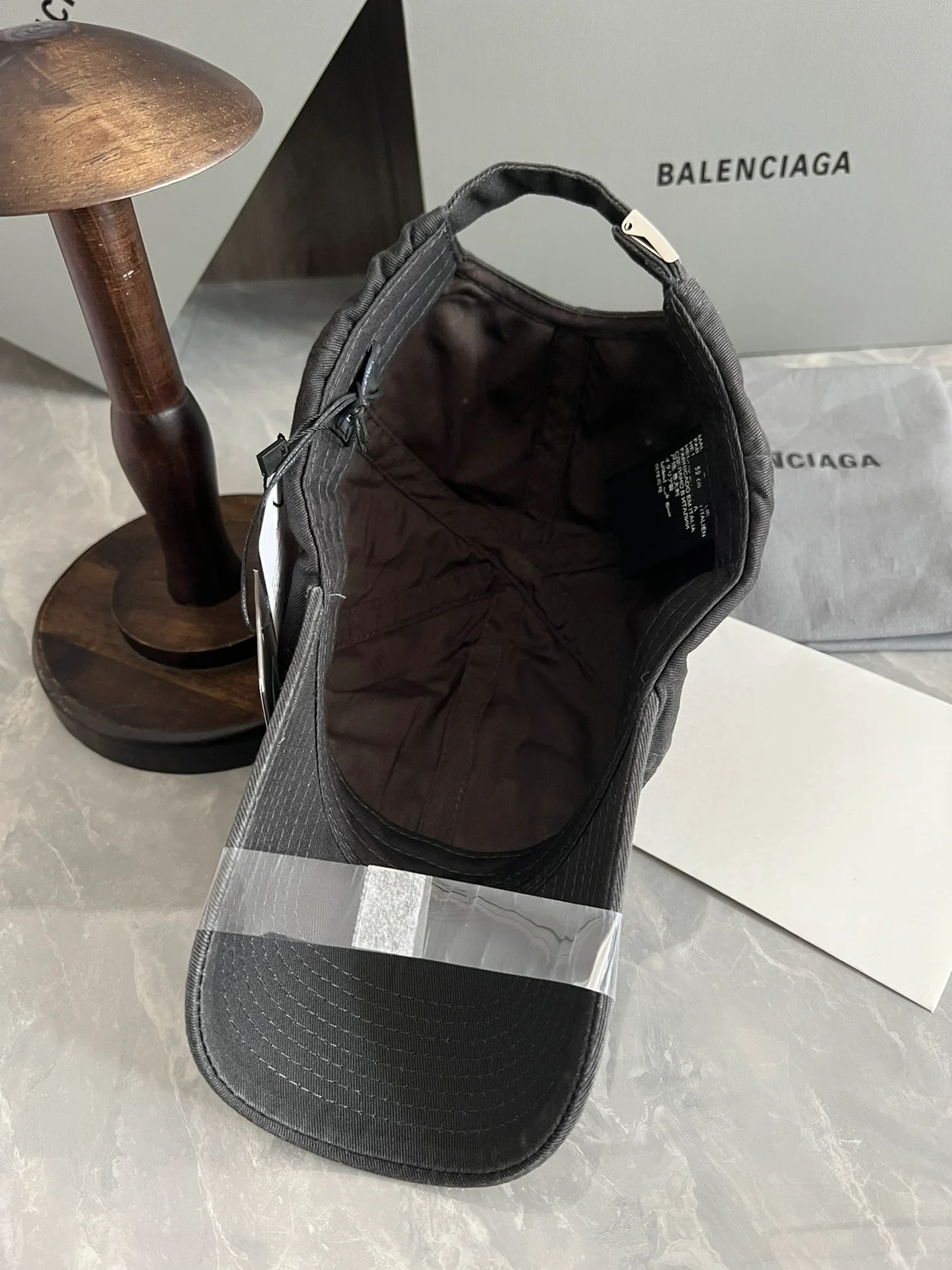 Balenciaga - Бейсболка в стиле ретро City Collection с эффектом потертости - Черная