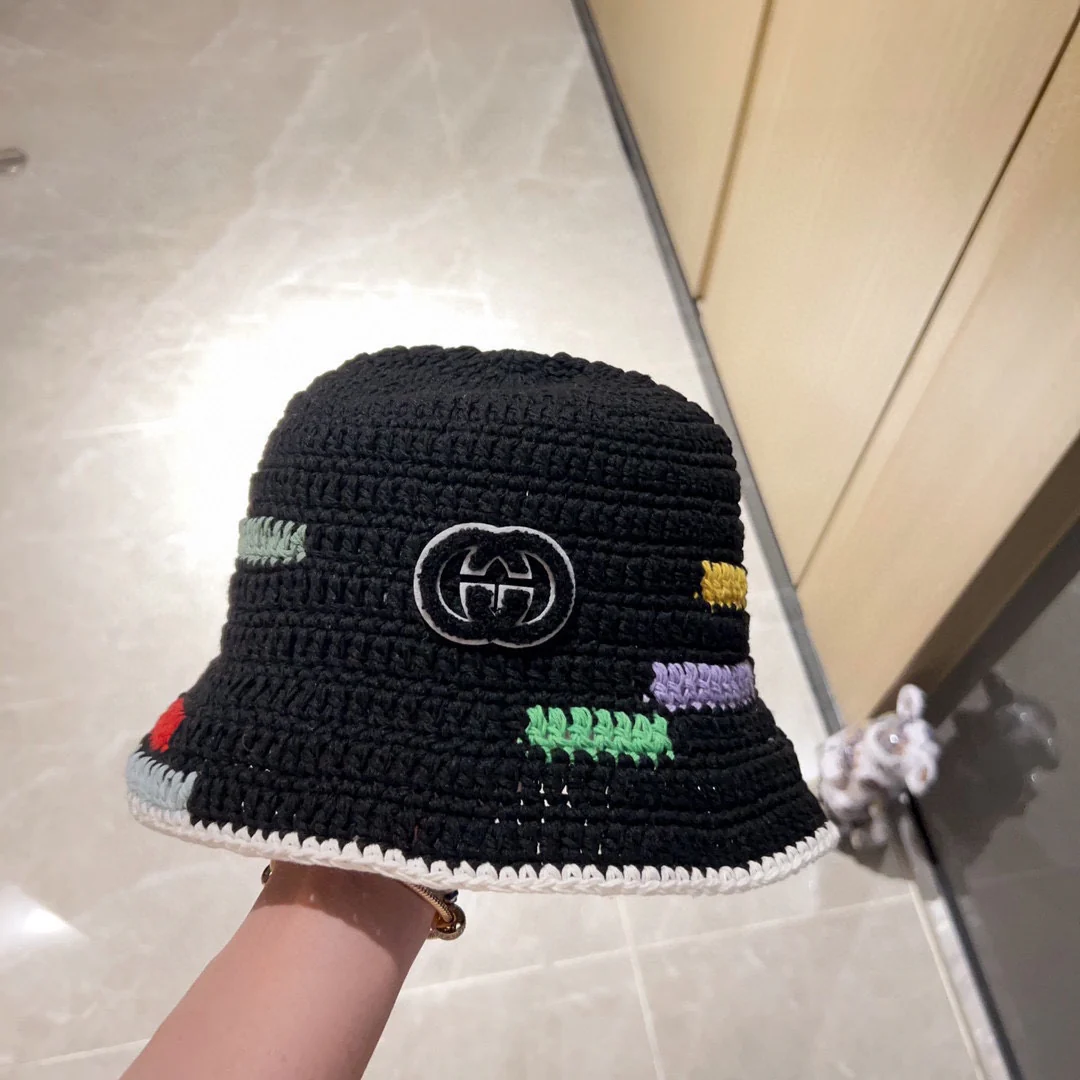 Вязаная рыбацкая шапка Gucci 2023 года, коллекция ?Ранняя осень?, цветная, черная.