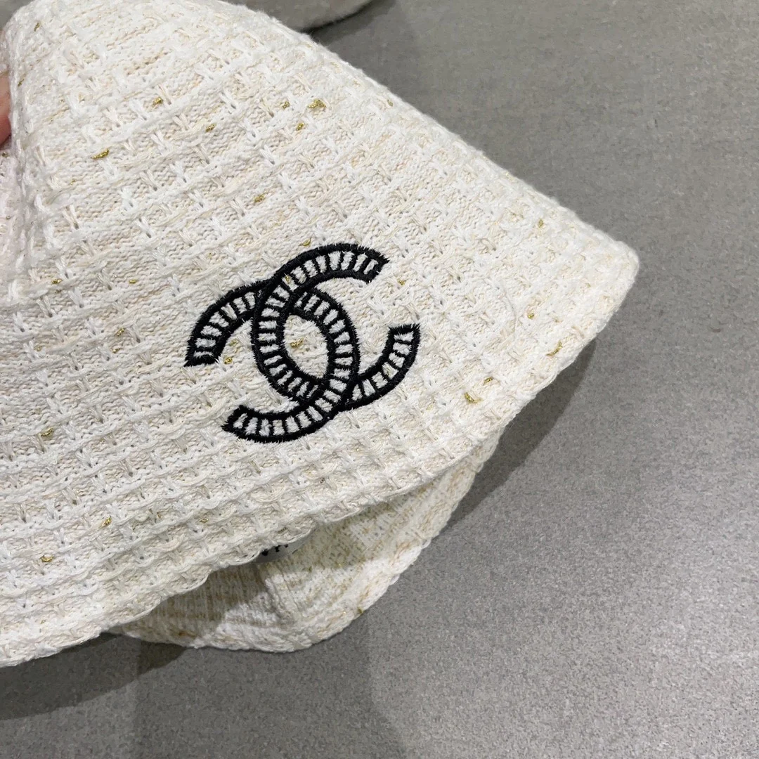 Новинка осенне-зимней коллекции Chanel: элегантная белая вязаная рыбацкая шапка.