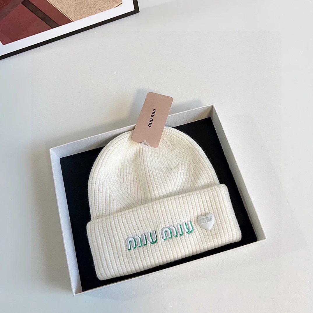 Вязаная шапка Miu Miu с вышивкой - белая