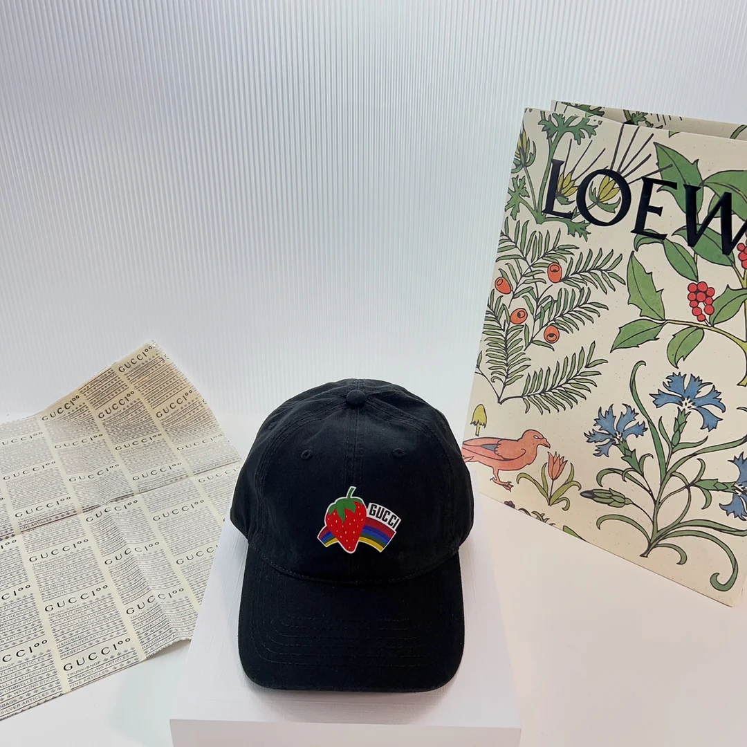 Бейсболка Gucci с клубничным принтом