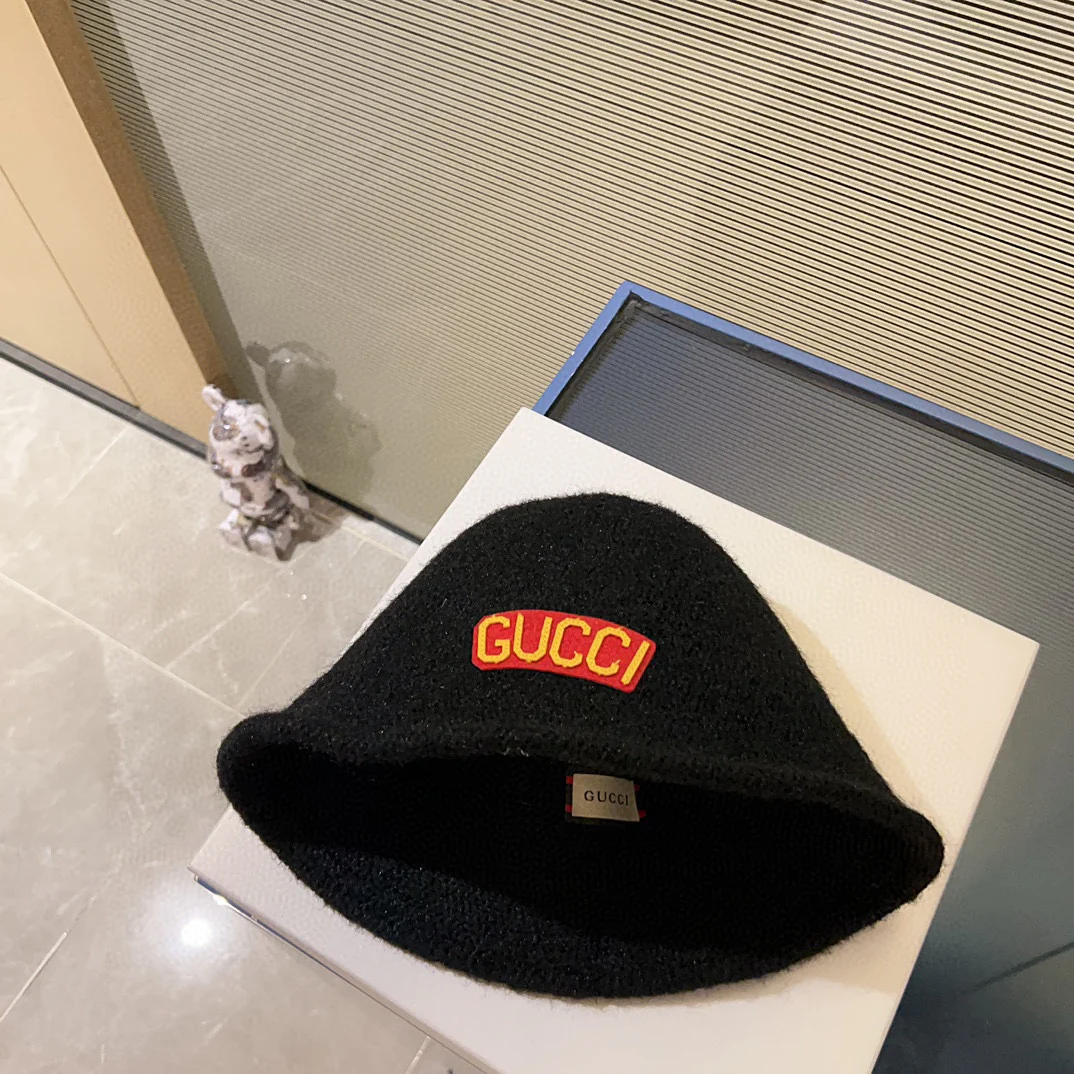 Новая кашемировая рыбацкая шляпа Gucci из коллекции осень/зима 2023 — черная.