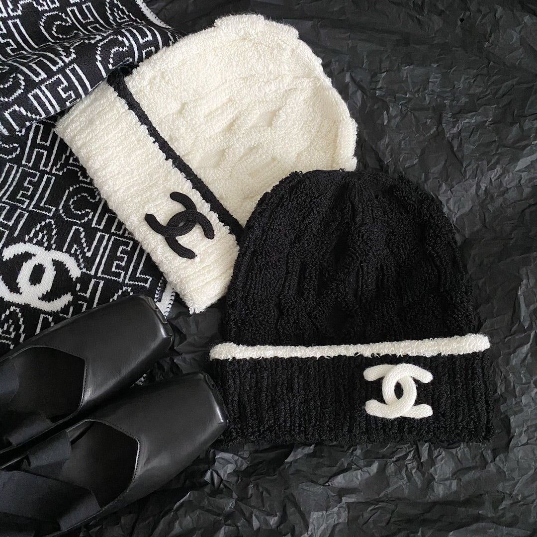 Вязаная шапка Chanel из новой коллекции осень/зима 2023 — черная.